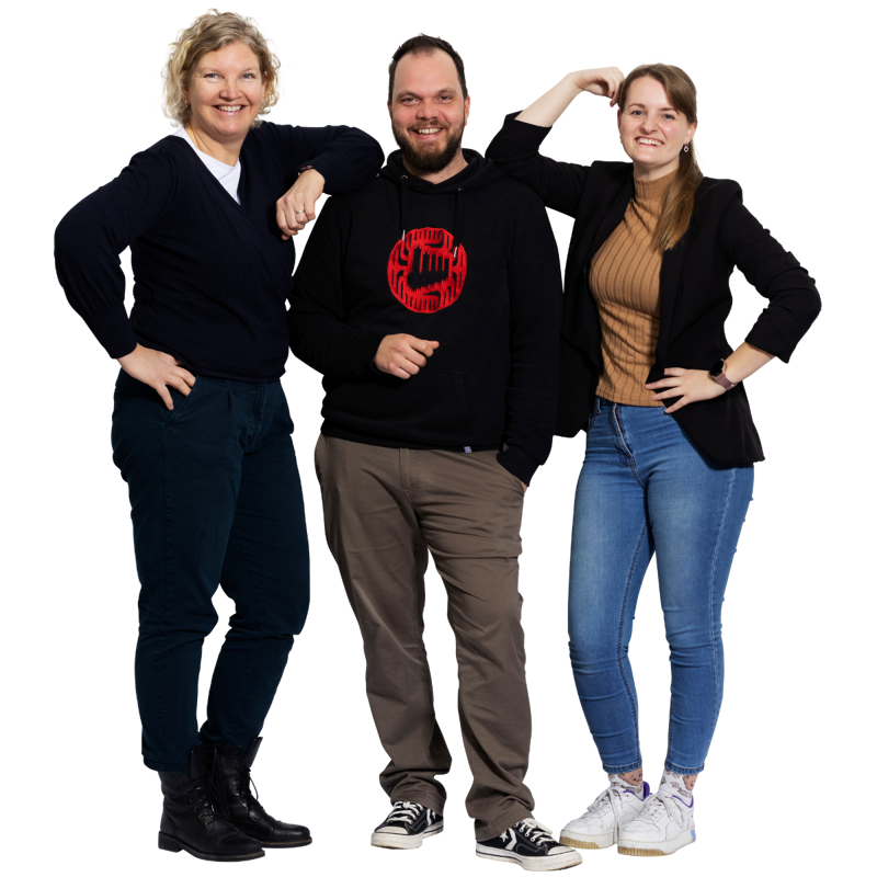 Drie mensen glimlachen en poseren samen: een vrouw in een blauwe trui, een man in een zwart hoodie en een vrouw in een bruine top en blazer. Drie mensen glimlachen en poseren samen: een vrouw in een blauwe trui, een man in een zwart hoodie en een vrouw in een bruine top en blazer.