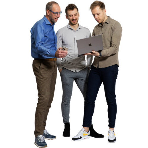 Drie mannen in formele kleding kijken samen naar een laptop. De man links draagt een blauw overhemd, de man in het midden een grijs shirt, en de man rechts een beige blouse. Ze staan ontspannen en zijn bezig met een gesprek over de laptop. Drie mannen in formele kleding kijken samen naar een laptop. De man links draagt een blauw overhemd, de man in het midden een grijs shirt, en de man rechts een beige blouse. Ze staan ontspannen en zijn bezig met een gesprek over de laptop.